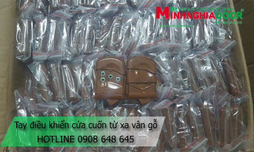 tay điều khiển cửa cuốn từ xa vân gỗ